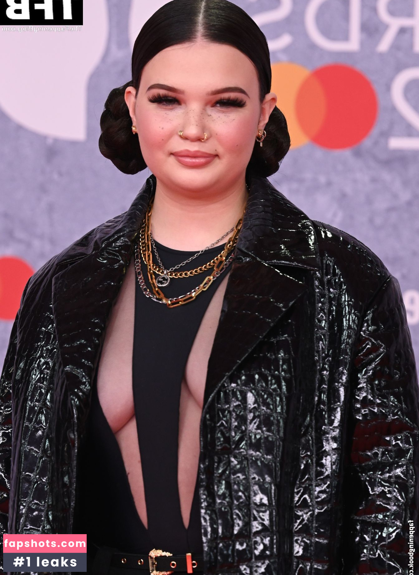 Lola Young gallery photo #12