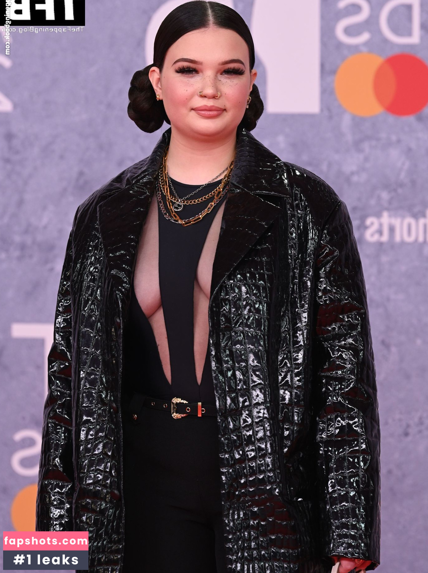 Lola Young gallery photo #13