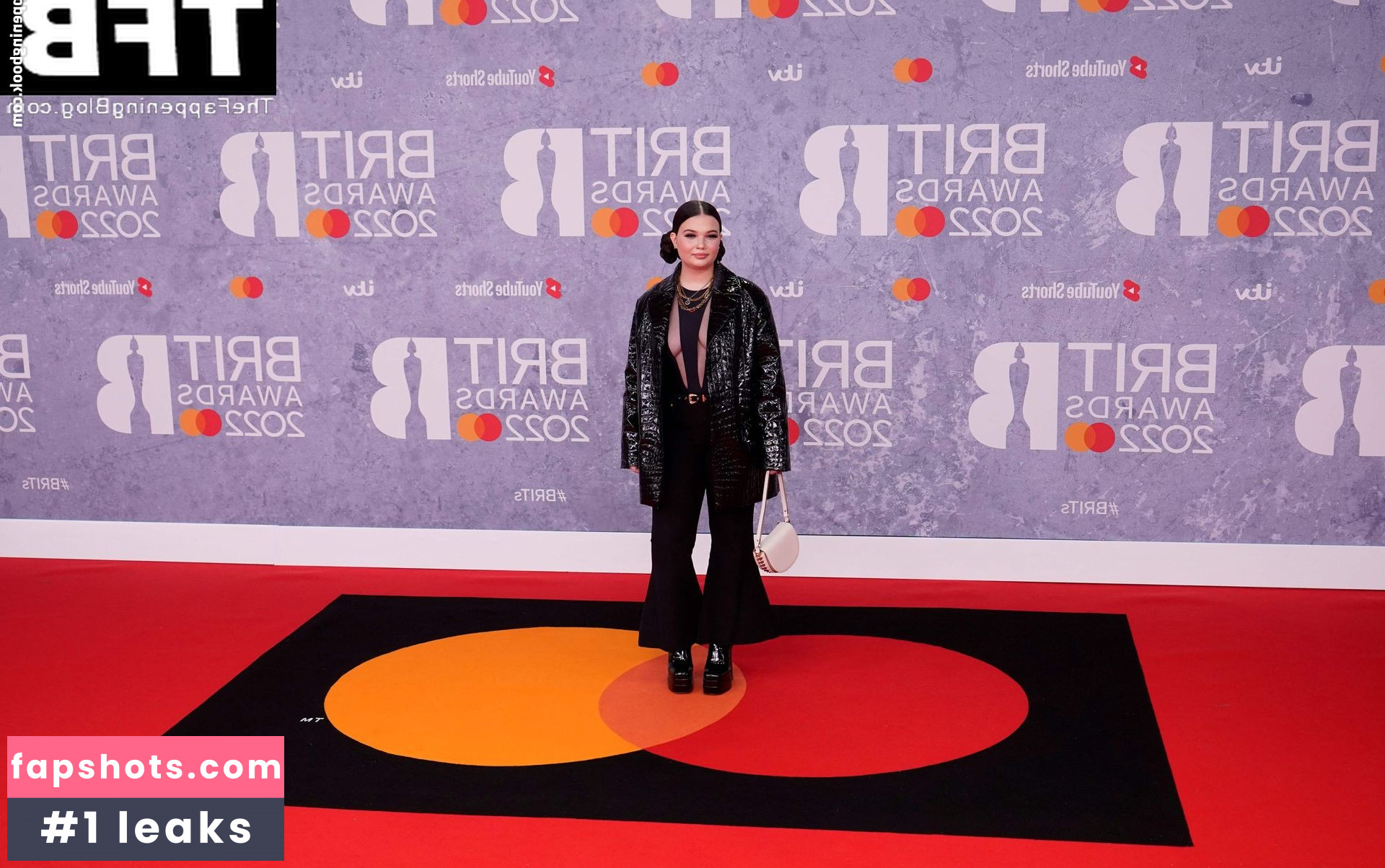 Lola Young gallery photo #15