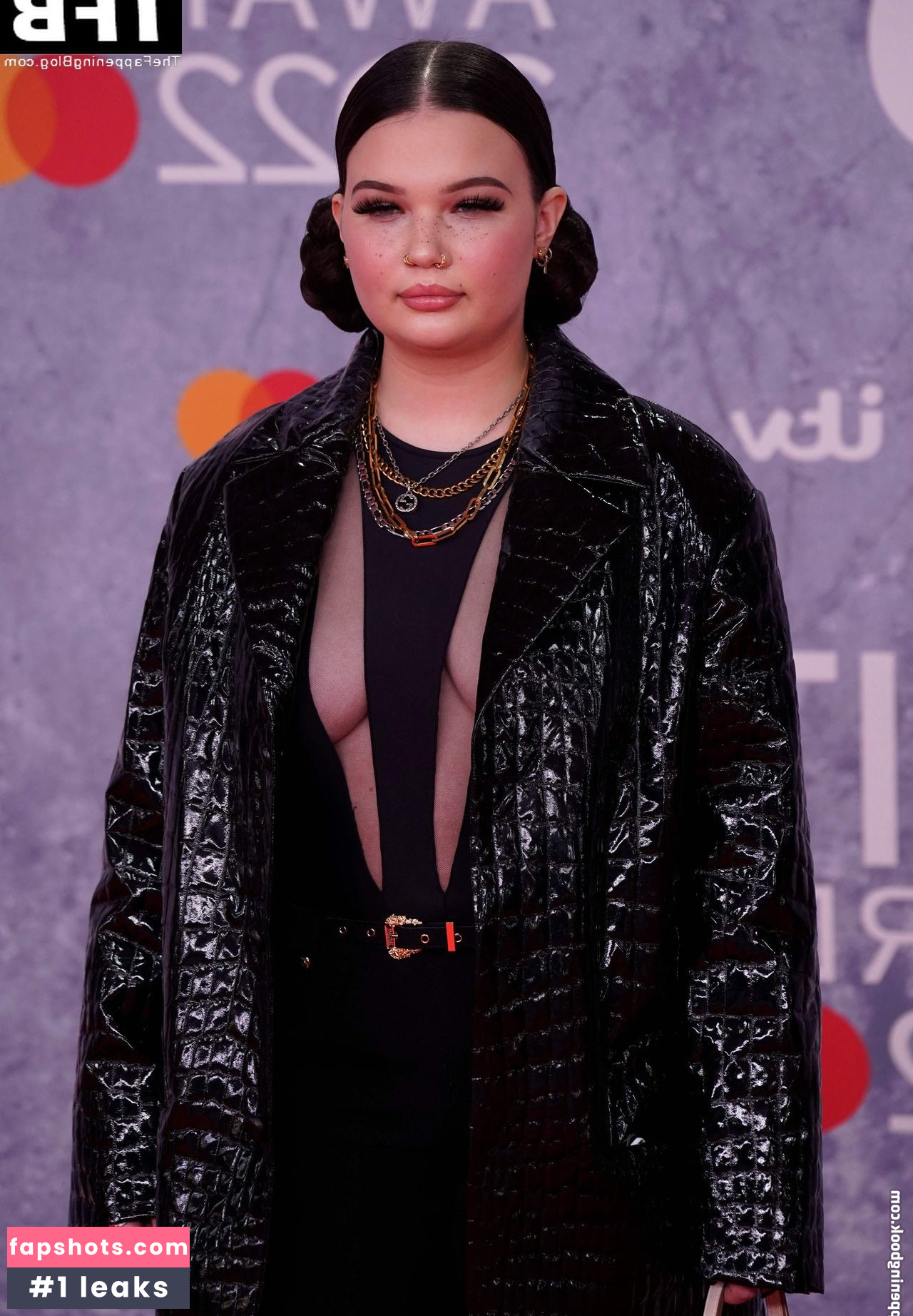 Lola Young gallery photo #16