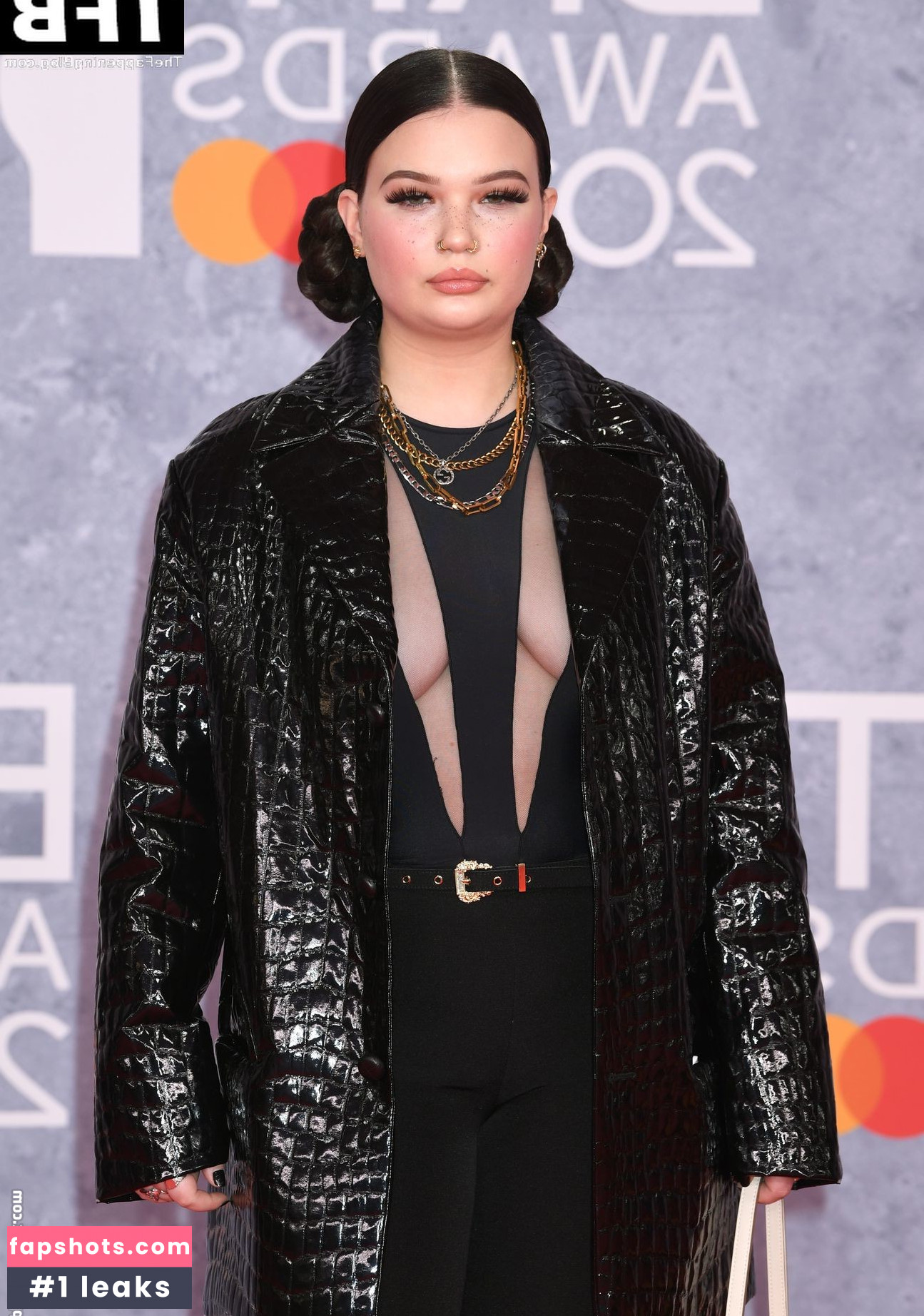 Lola Young gallery photo #18