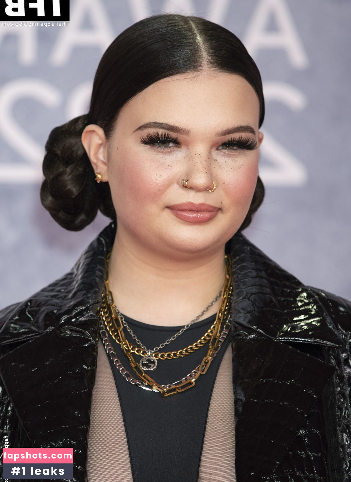 Lola Young gallery photo #20