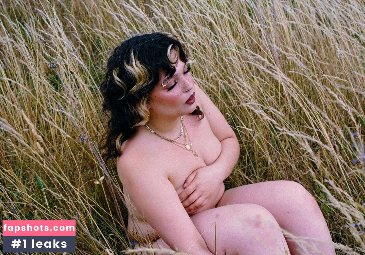 Lola Young gallery photo #3