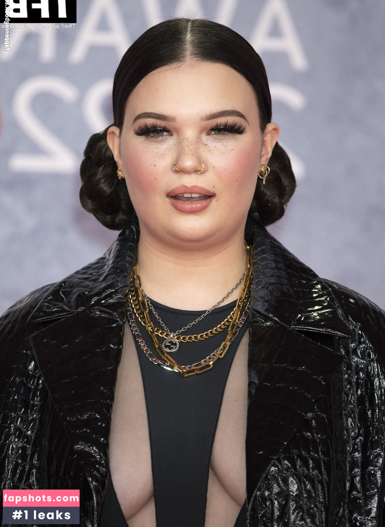 Lola Young gallery photo #21