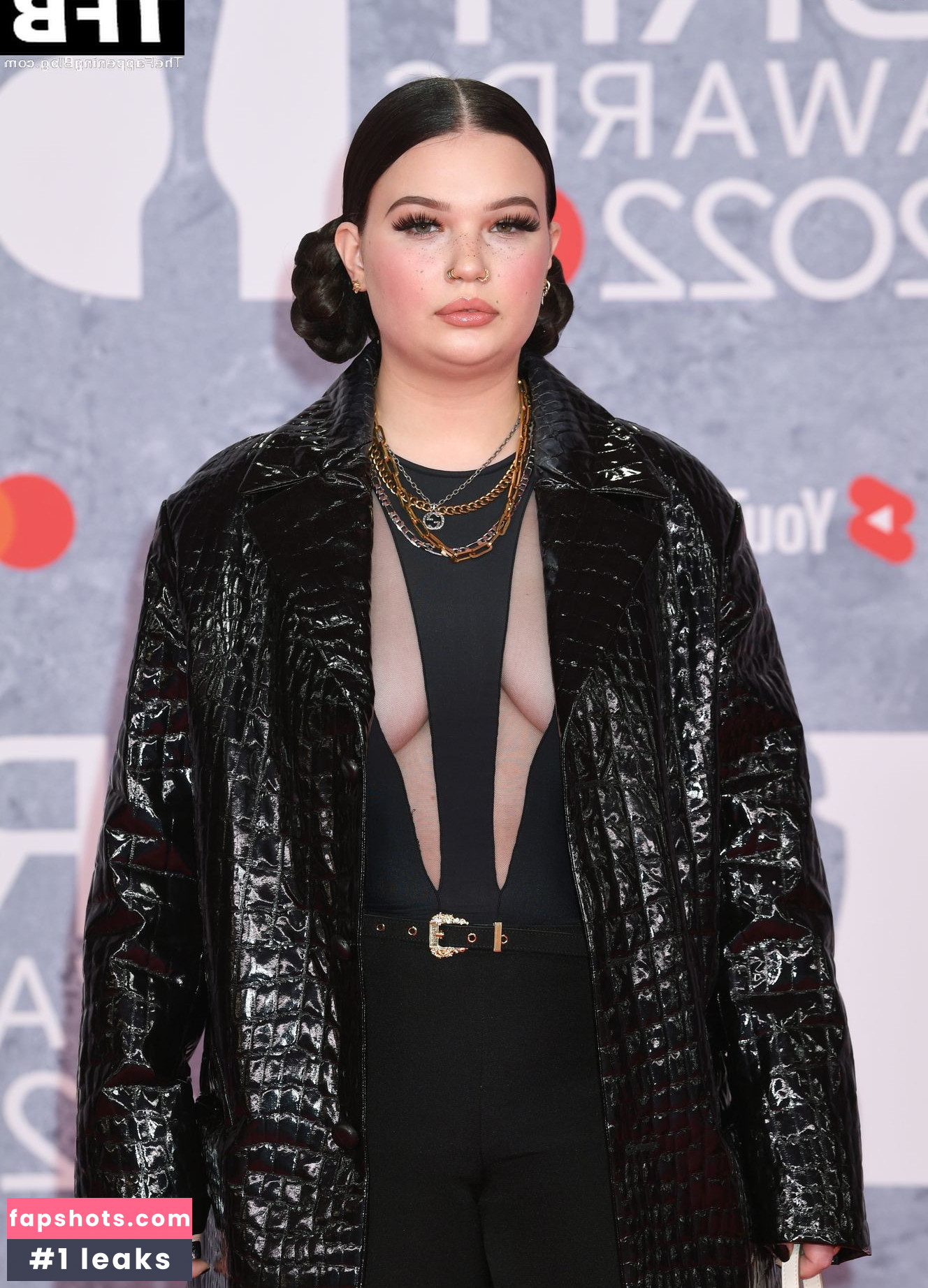 Lola Young gallery photo #24