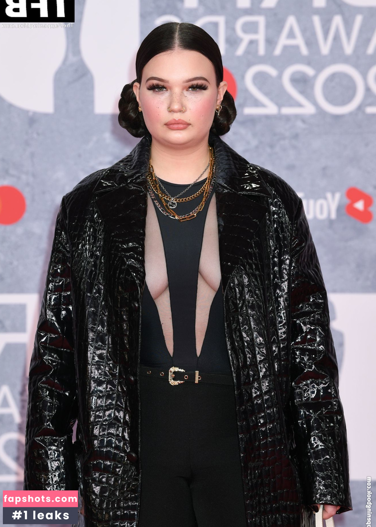 Lola Young gallery photo #25