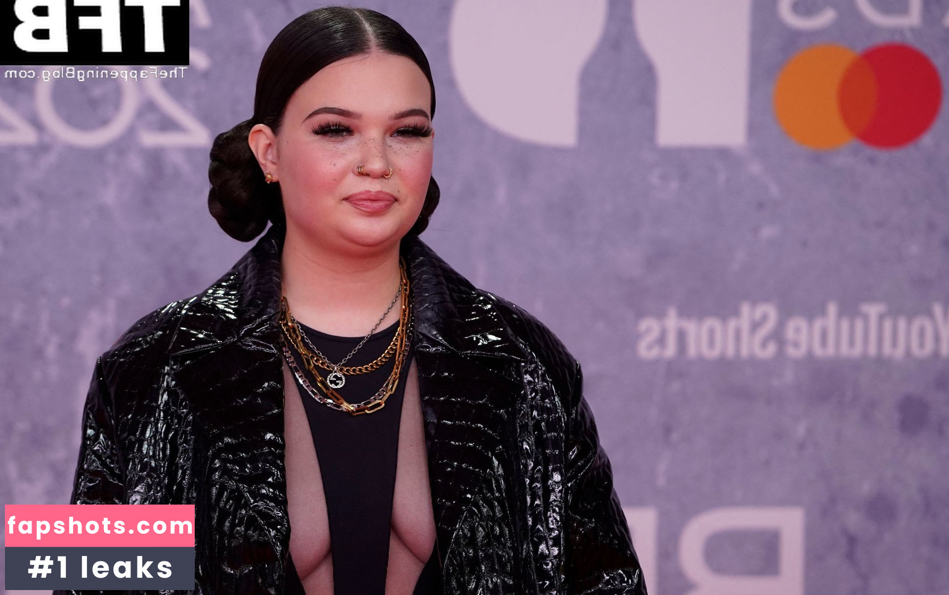 Lola Young gallery photo #27