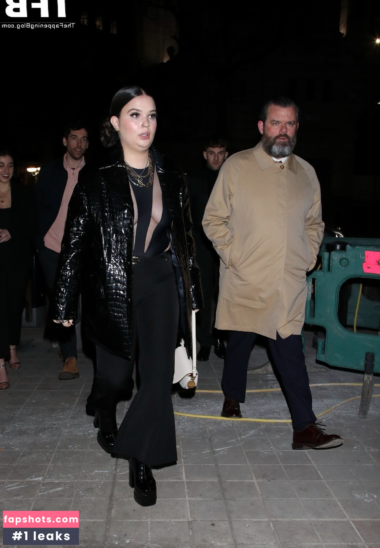 Lola Young gallery photo #28