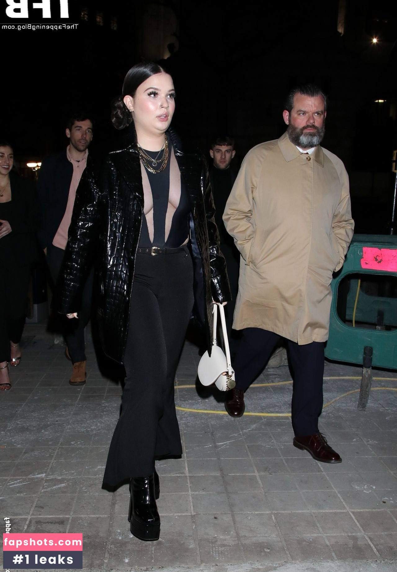 Lola Young gallery photo #29