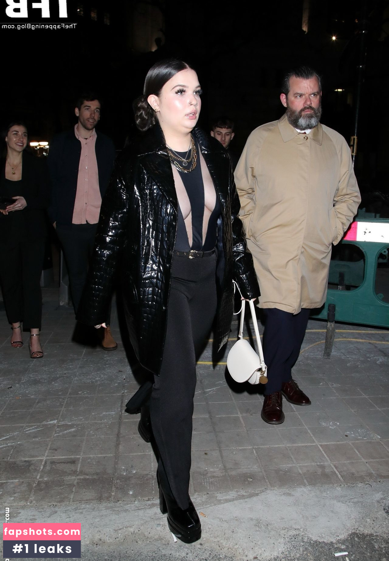 Lola Young gallery photo #30