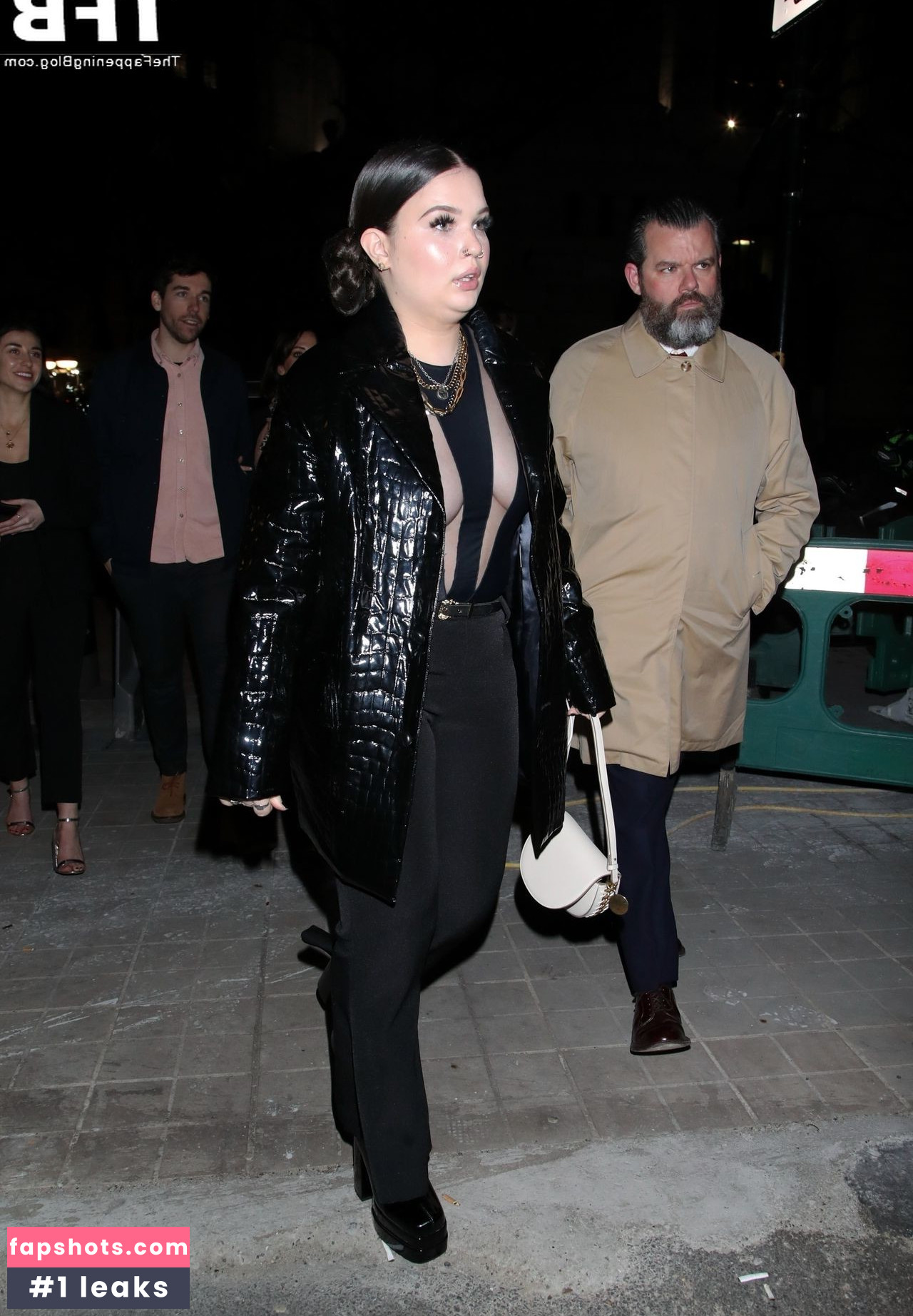 Lola Young gallery photo #31