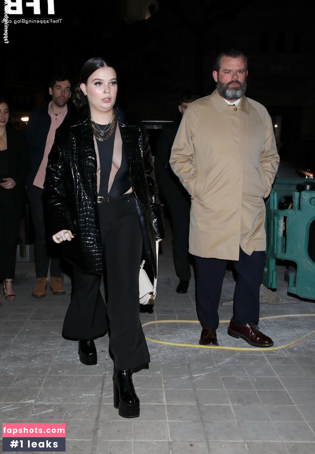 Lola Young gallery photo #32