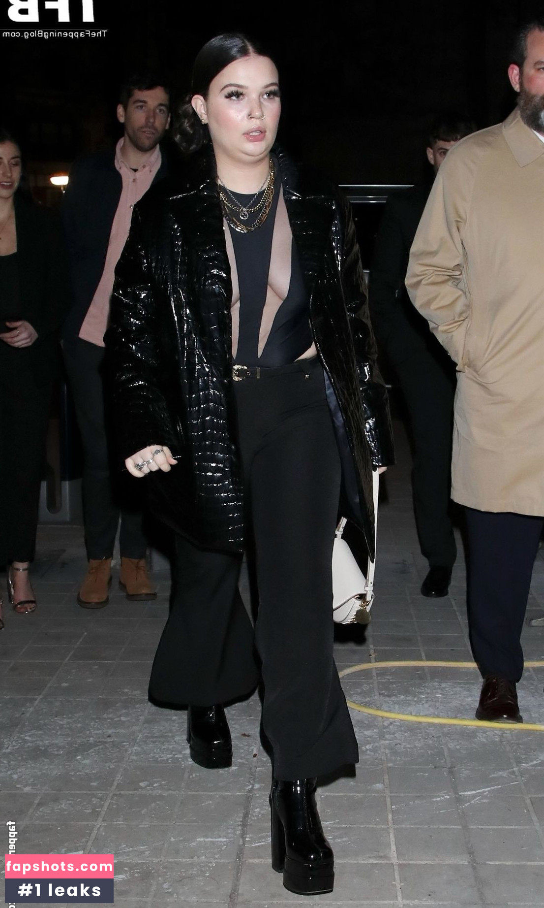 Lola Young gallery photo #33