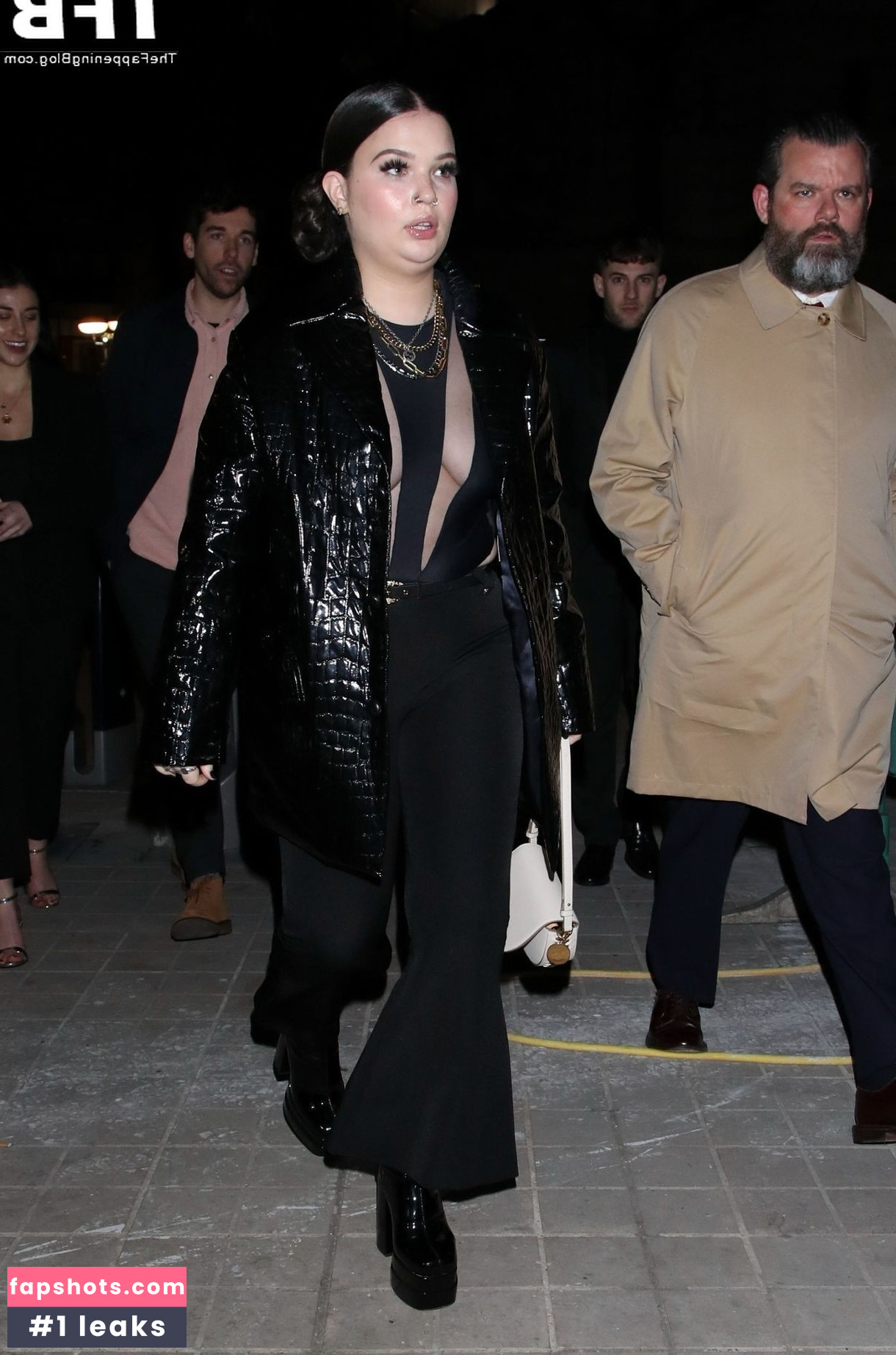 Lola Young gallery photo #34