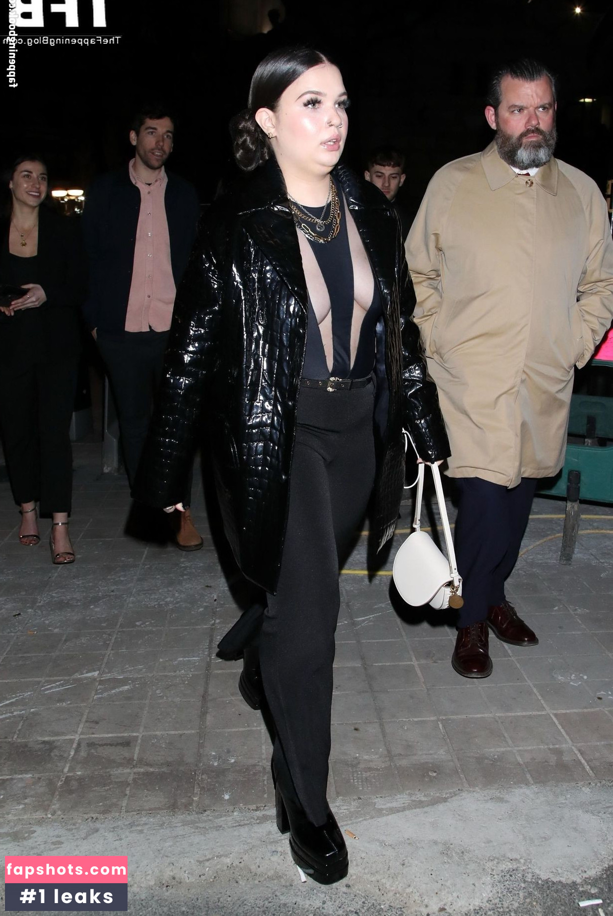 Lola Young gallery photo #37