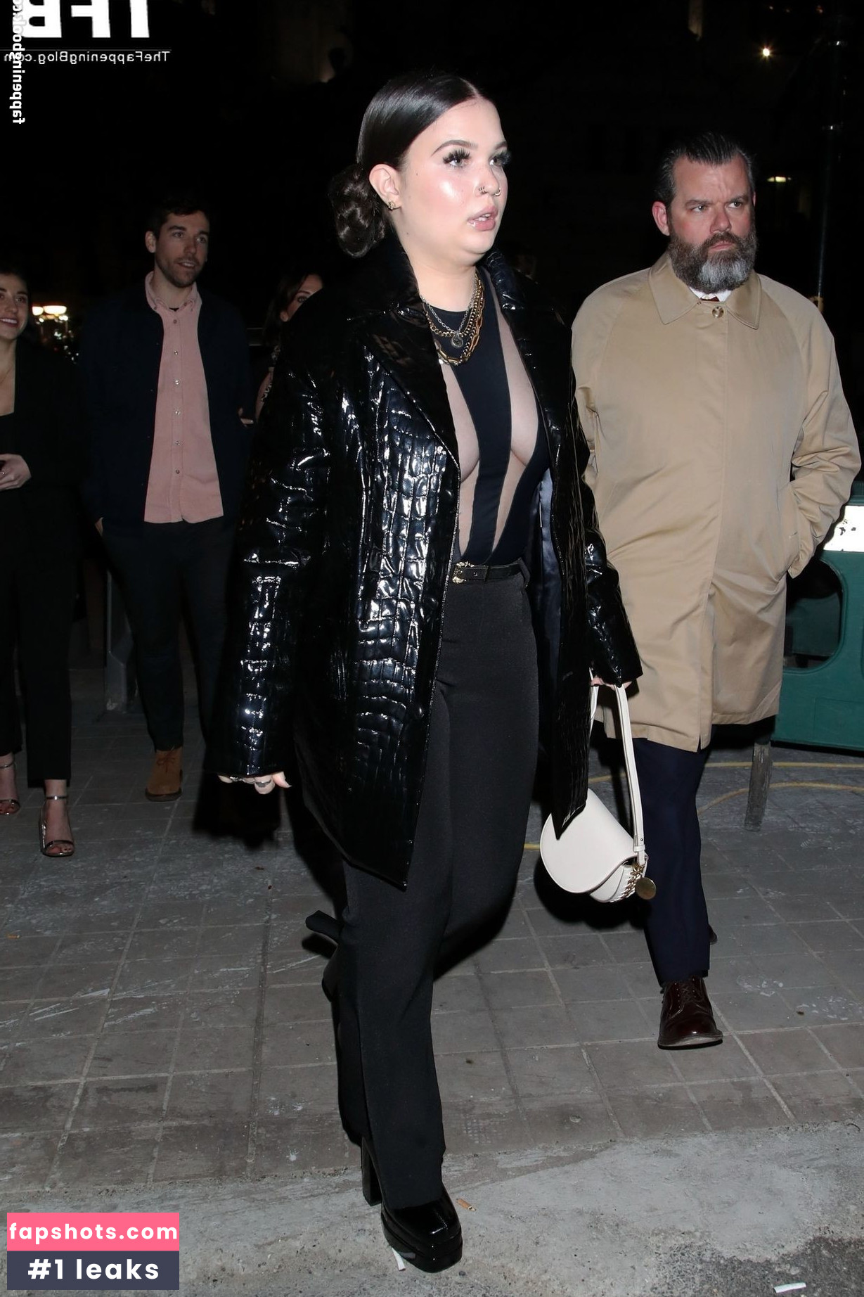 Lola Young gallery photo #38