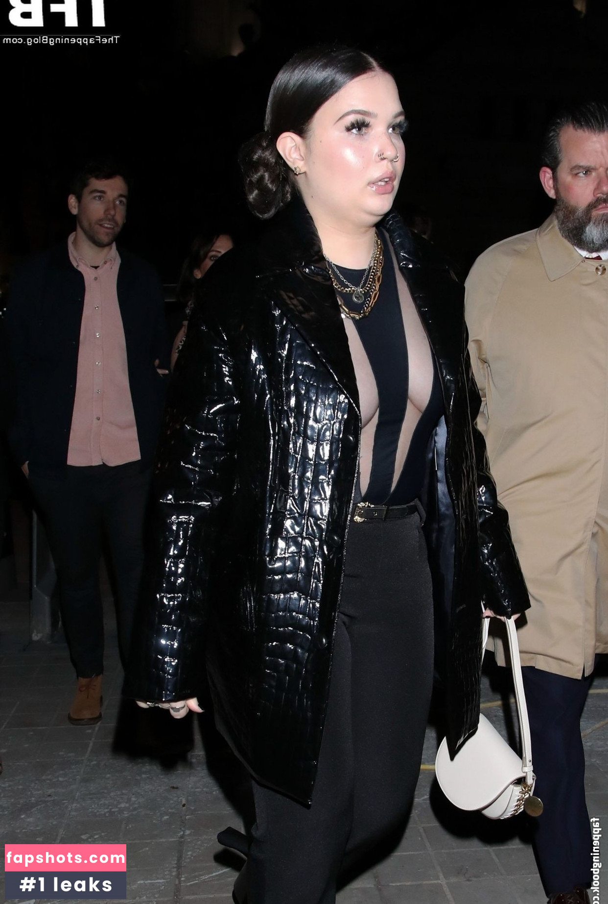 Lola Young gallery photo #39