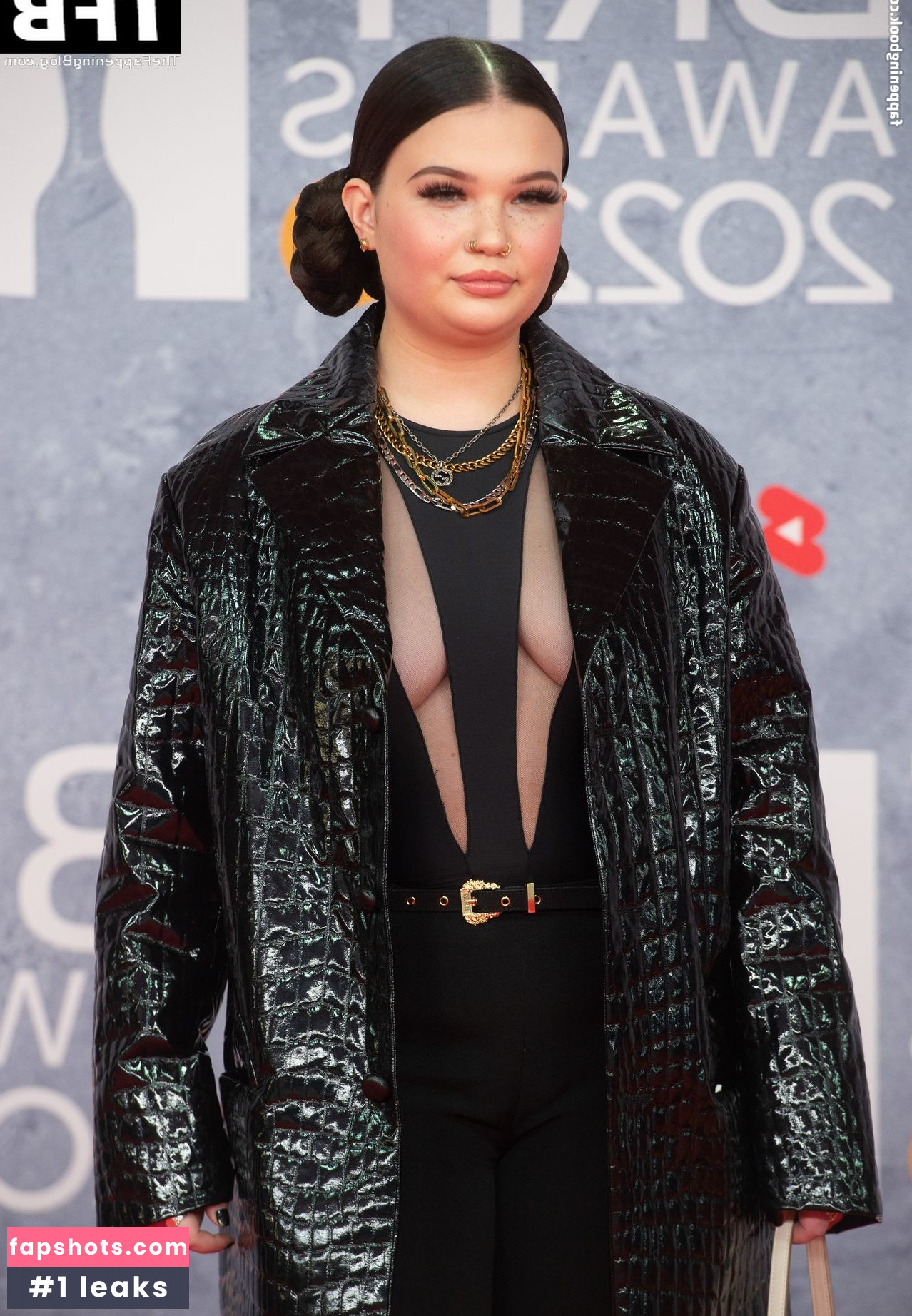 Lola Young gallery photo #6