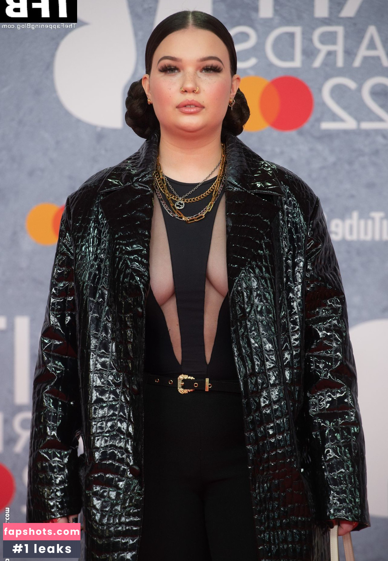 Lola Young gallery photo #7