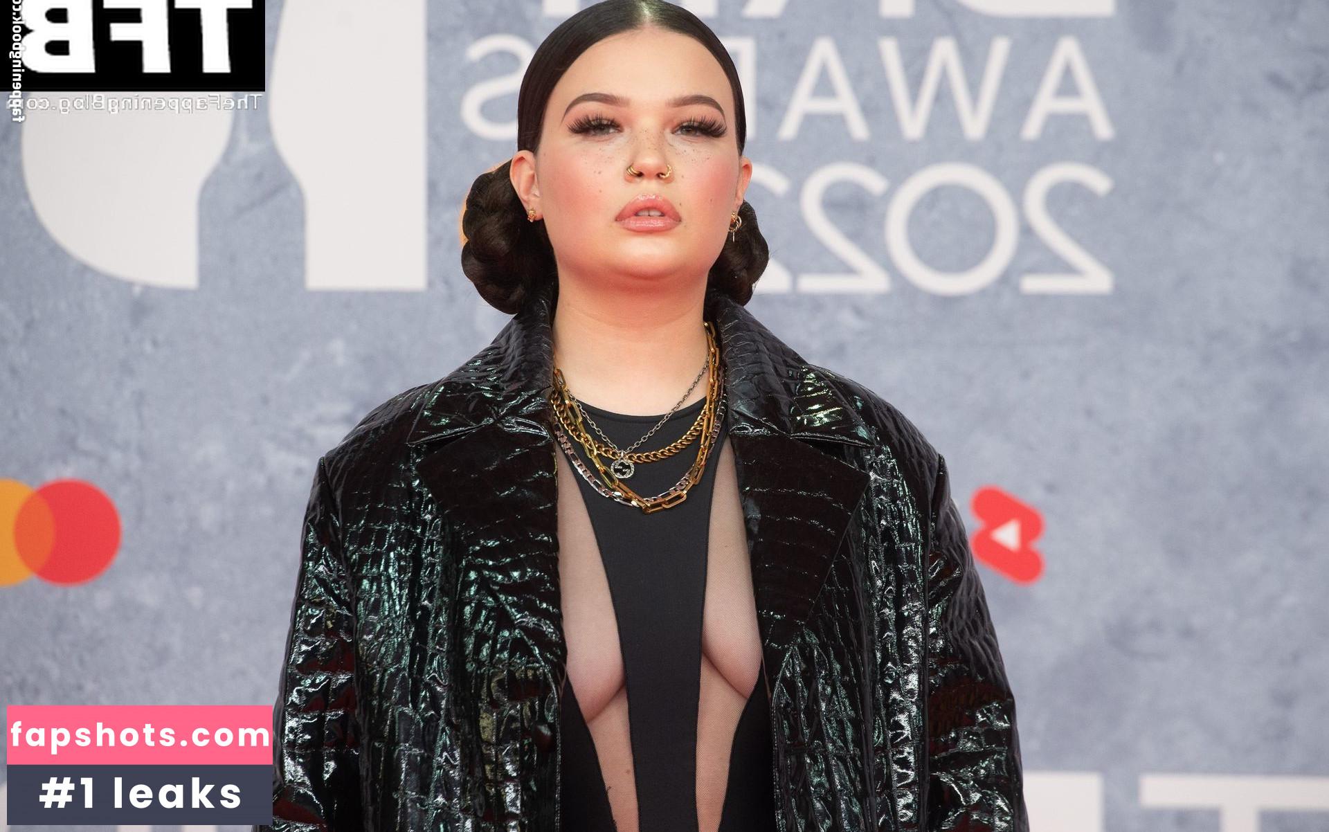 Lola Young gallery photo #8