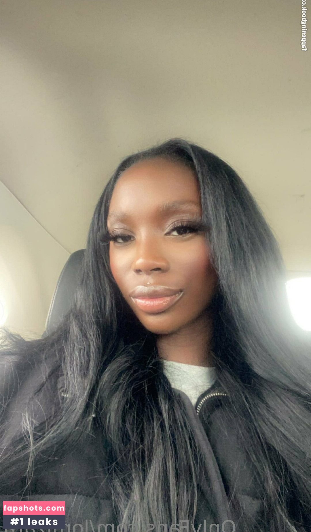 LomlZara gallery photo #15