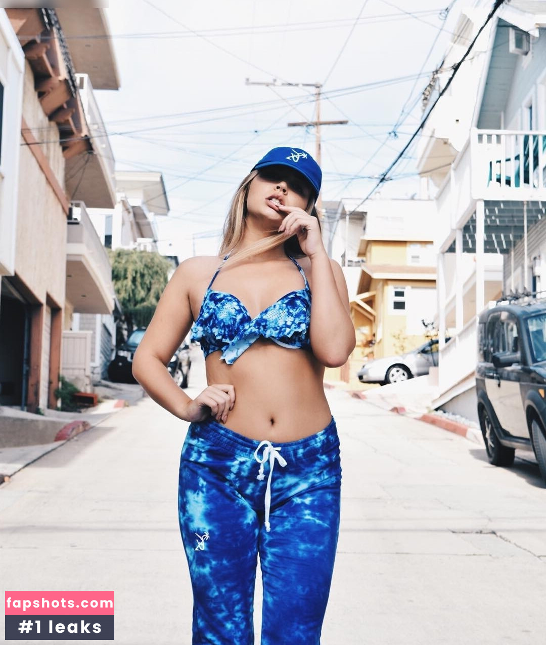 London Alexis gallery photo #4