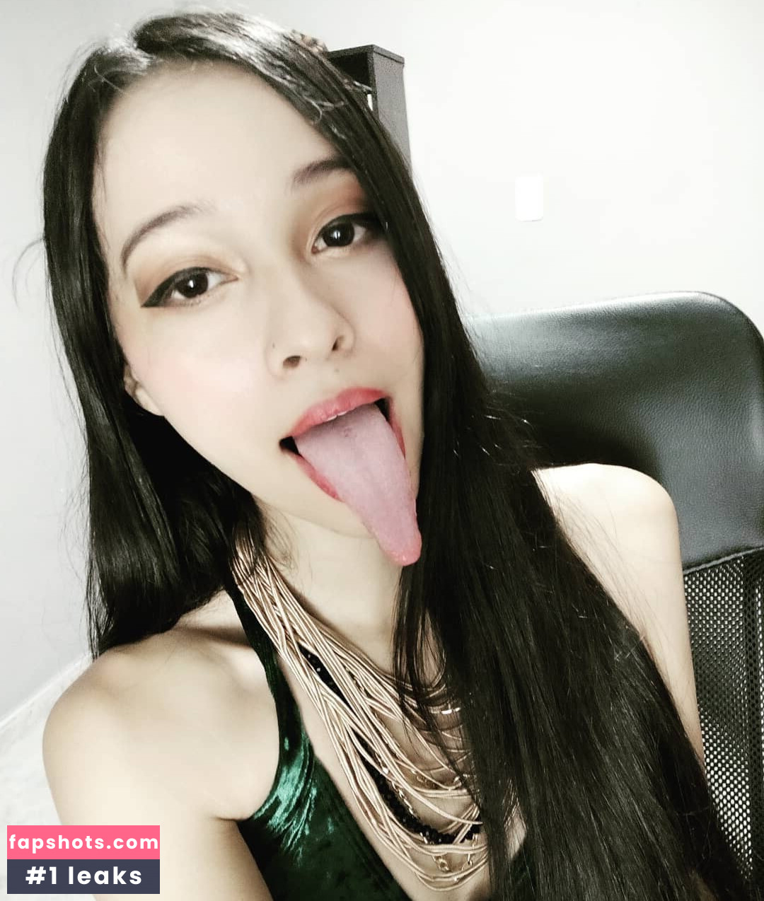 Long Tongue Fetish gallery photo #59