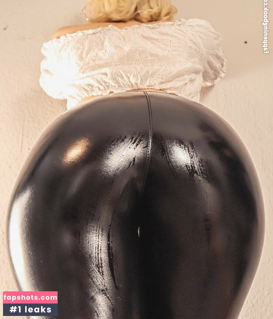 LoryLove gallery photo #15