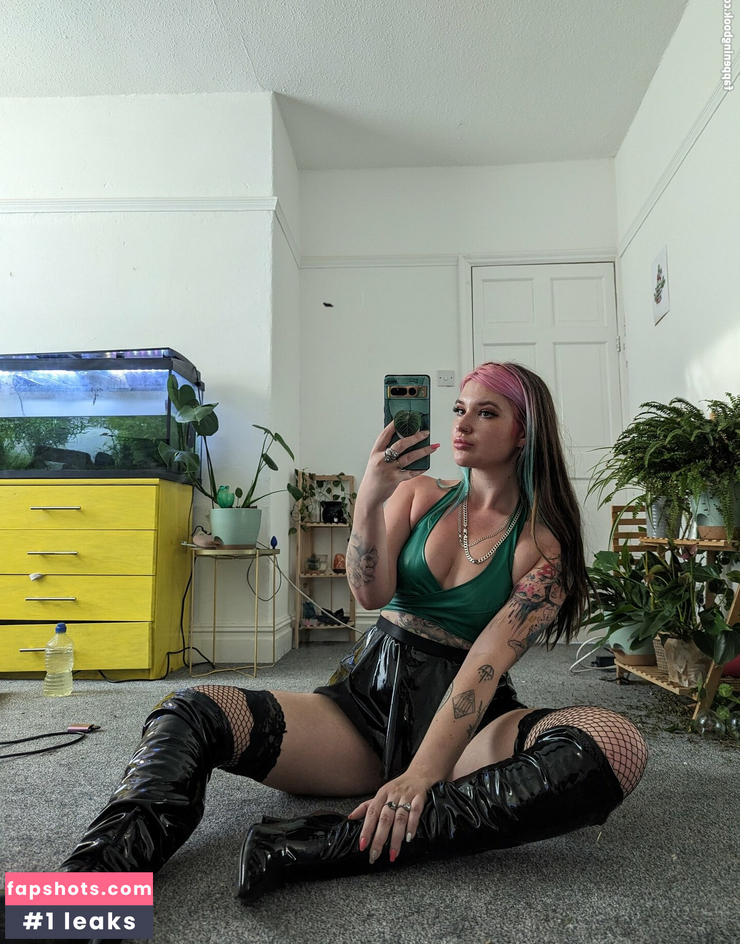 Louise London gallery photo #5