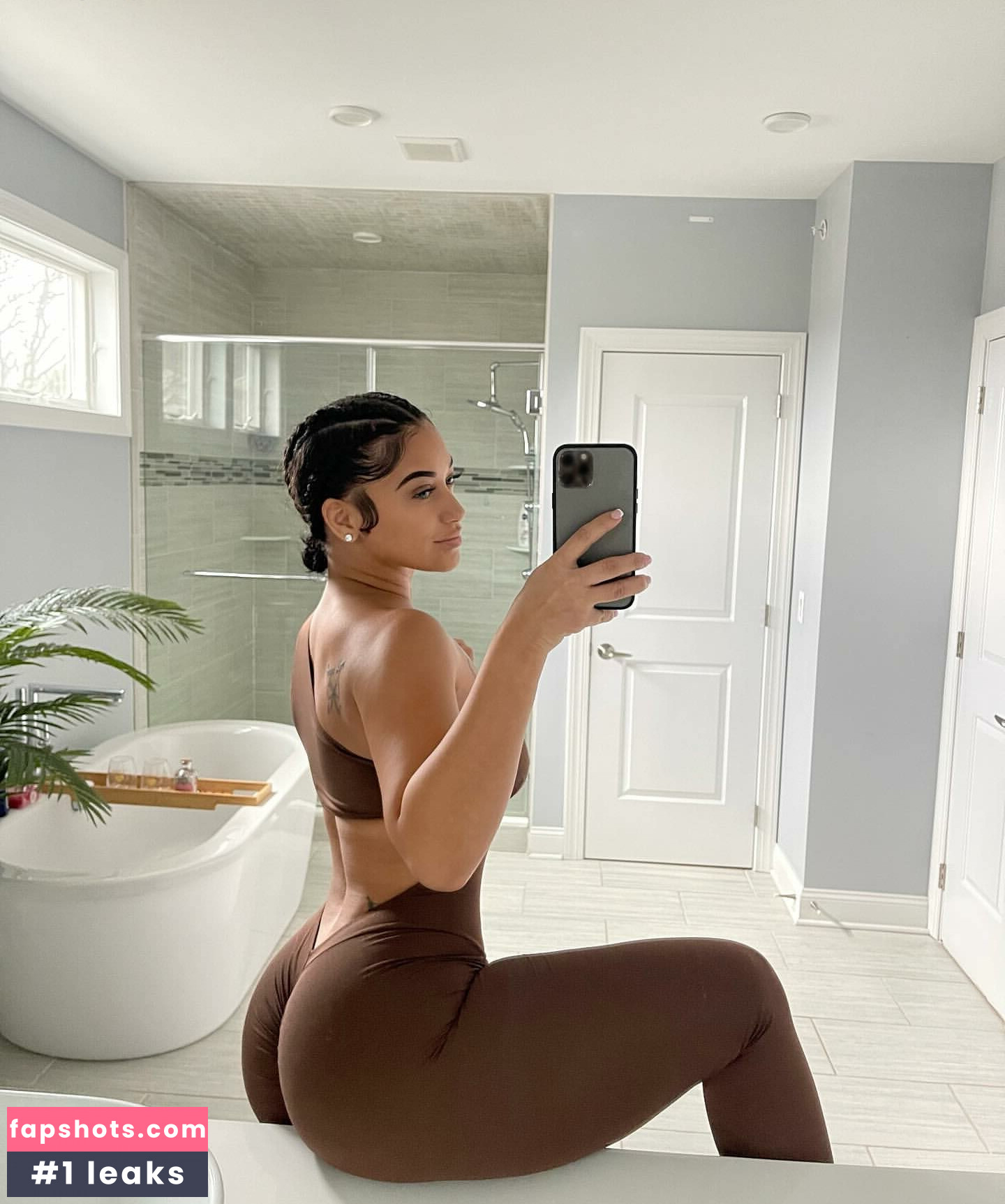 LovelyLesh gallery photo #2