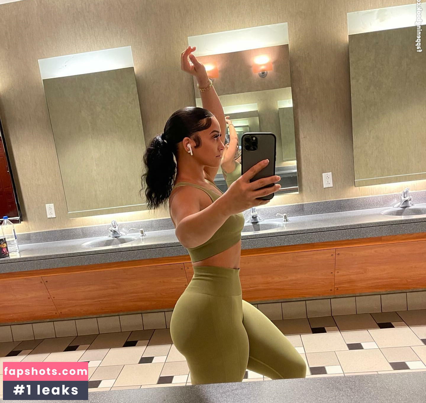 LovelyLesh gallery photo #18