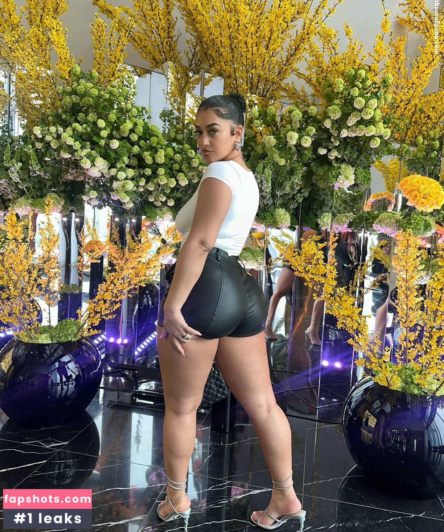 LovelyLesh nude babe gallery