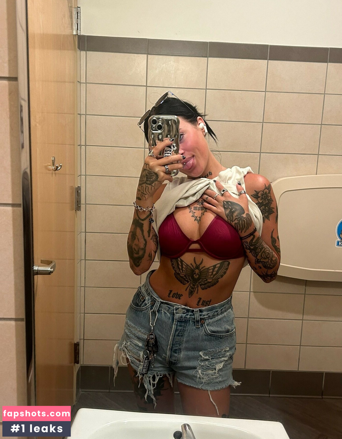 luciferisfemale nude babe gallery