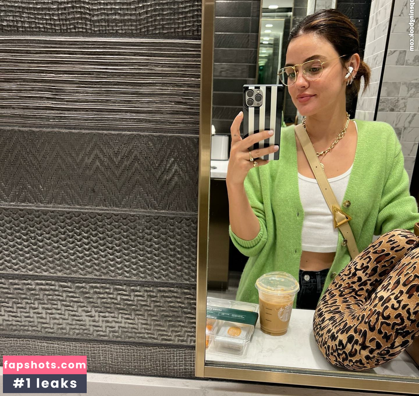 Lucy Hale Nahé úniky fotek pouze od fanoušků #291 - Fapshots