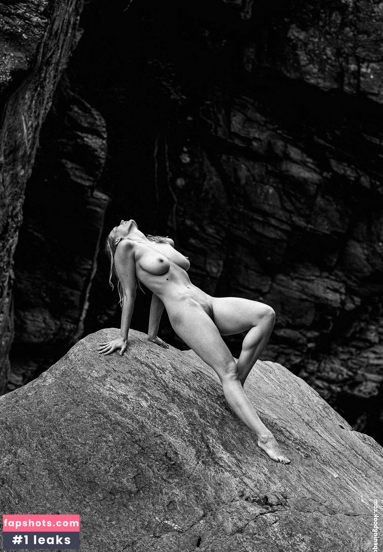 luizaconlaz Nude Leaks OnlyFans Photos #3 - LeakJerk