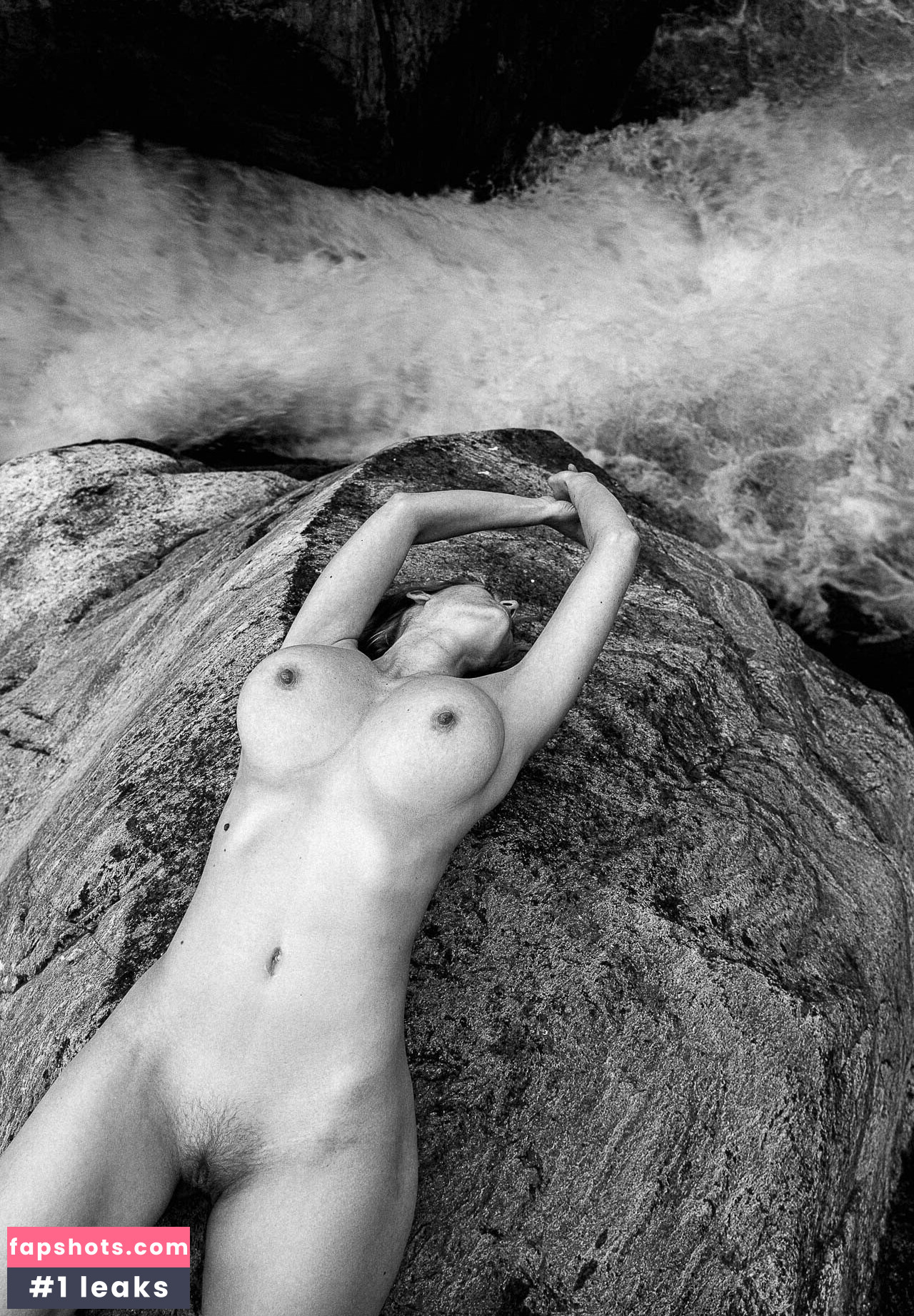 luizaconlaz Nude Leaks OnlyFans Photos #8 - LeakJerk