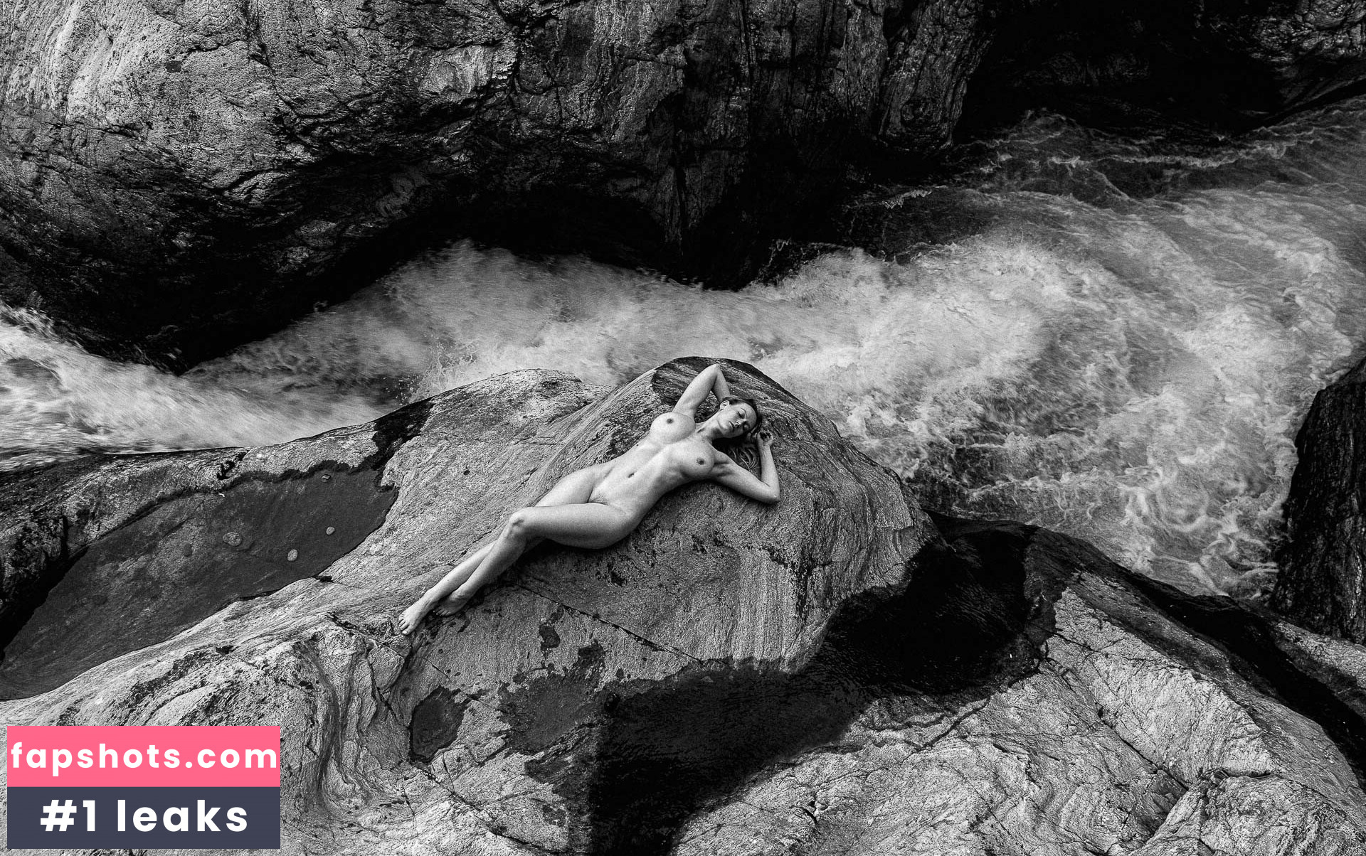 luizaconlaz Nude Leaks OnlyFans Photos #10 - LeakJerk