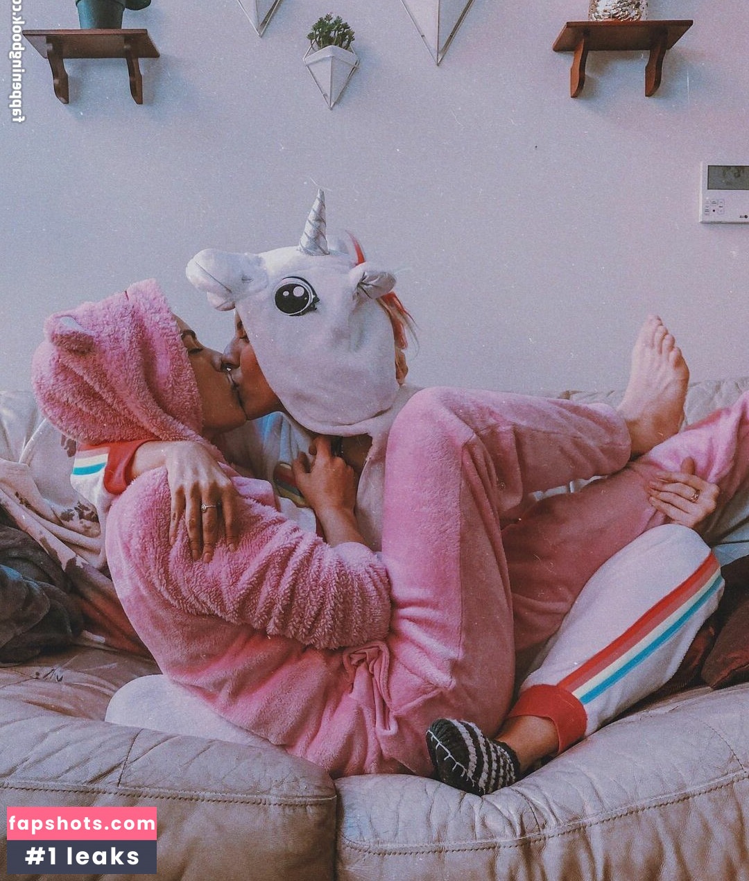 Luna Bloom gallery photo #26