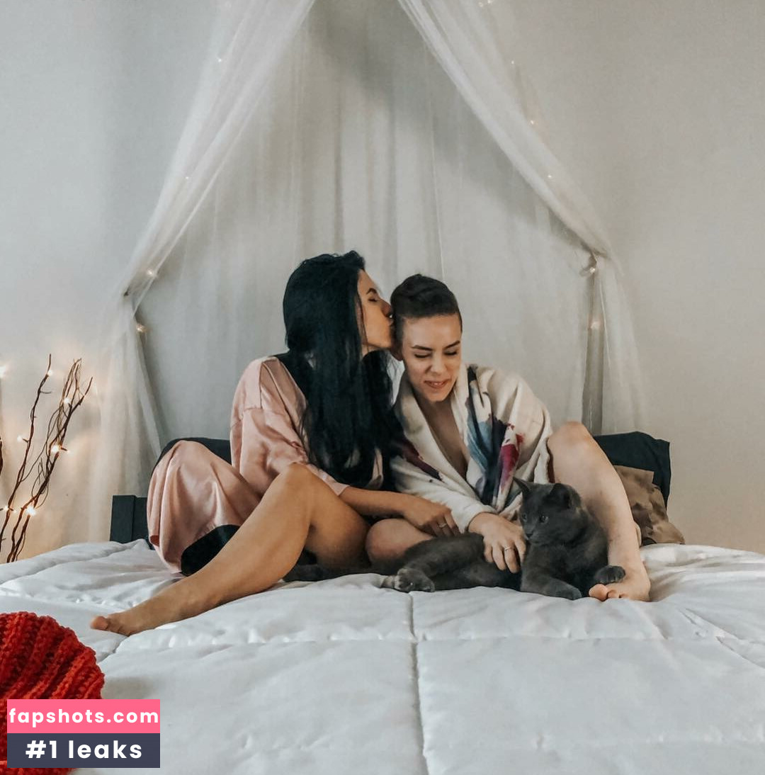 Luna Bloom gallery photo #32