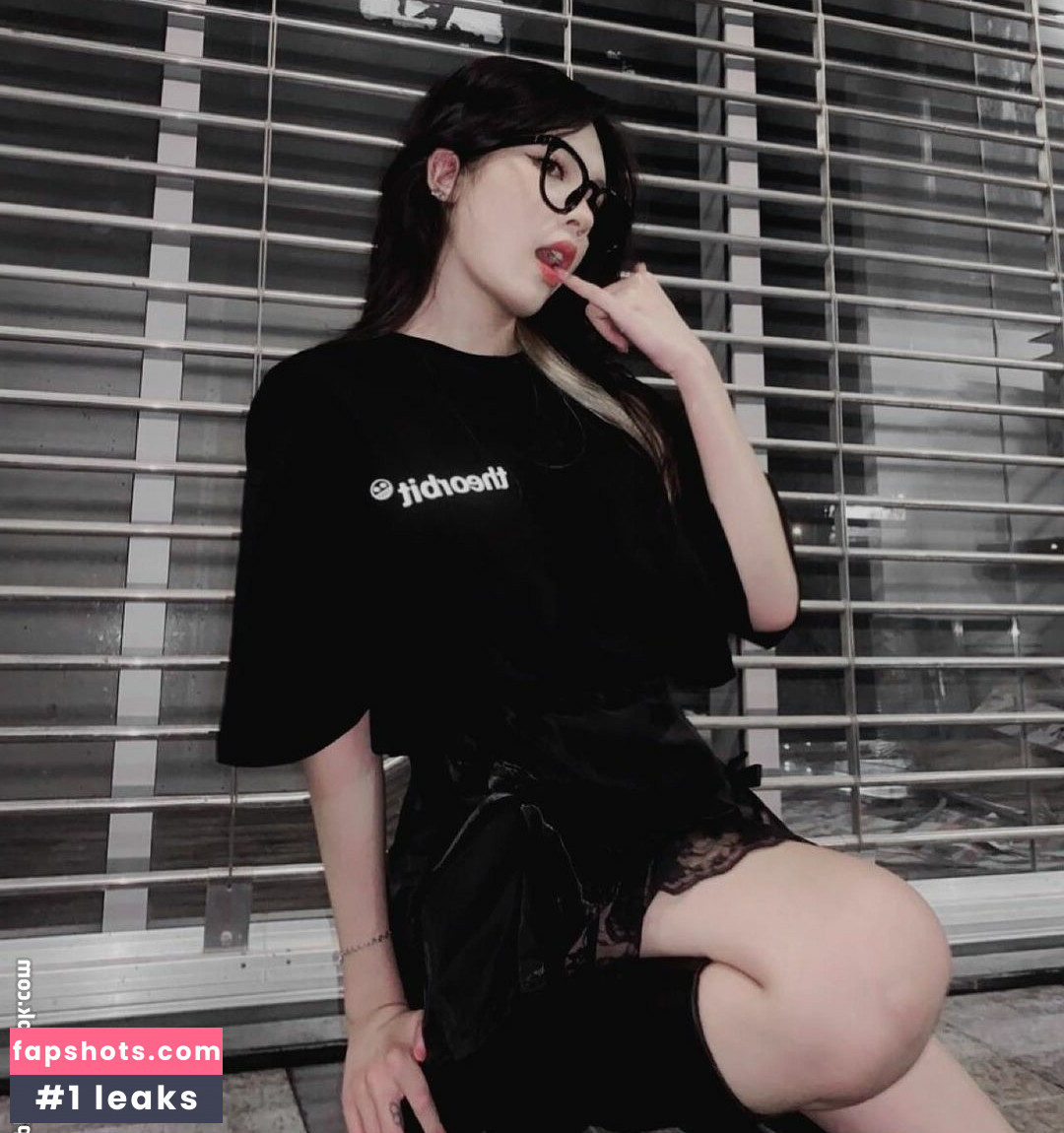 Luna Hwang gallery photo #2