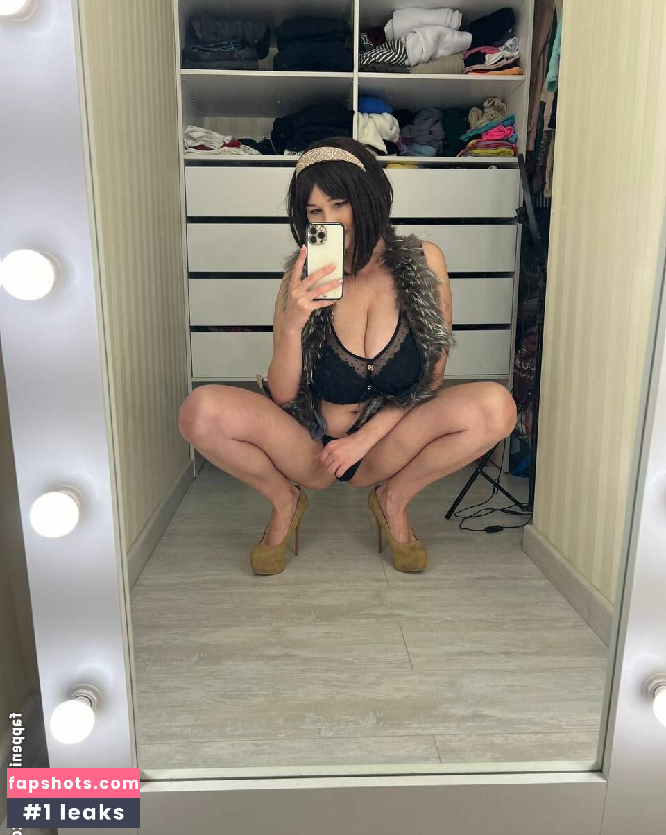 LuxuryModel gallery photo #12