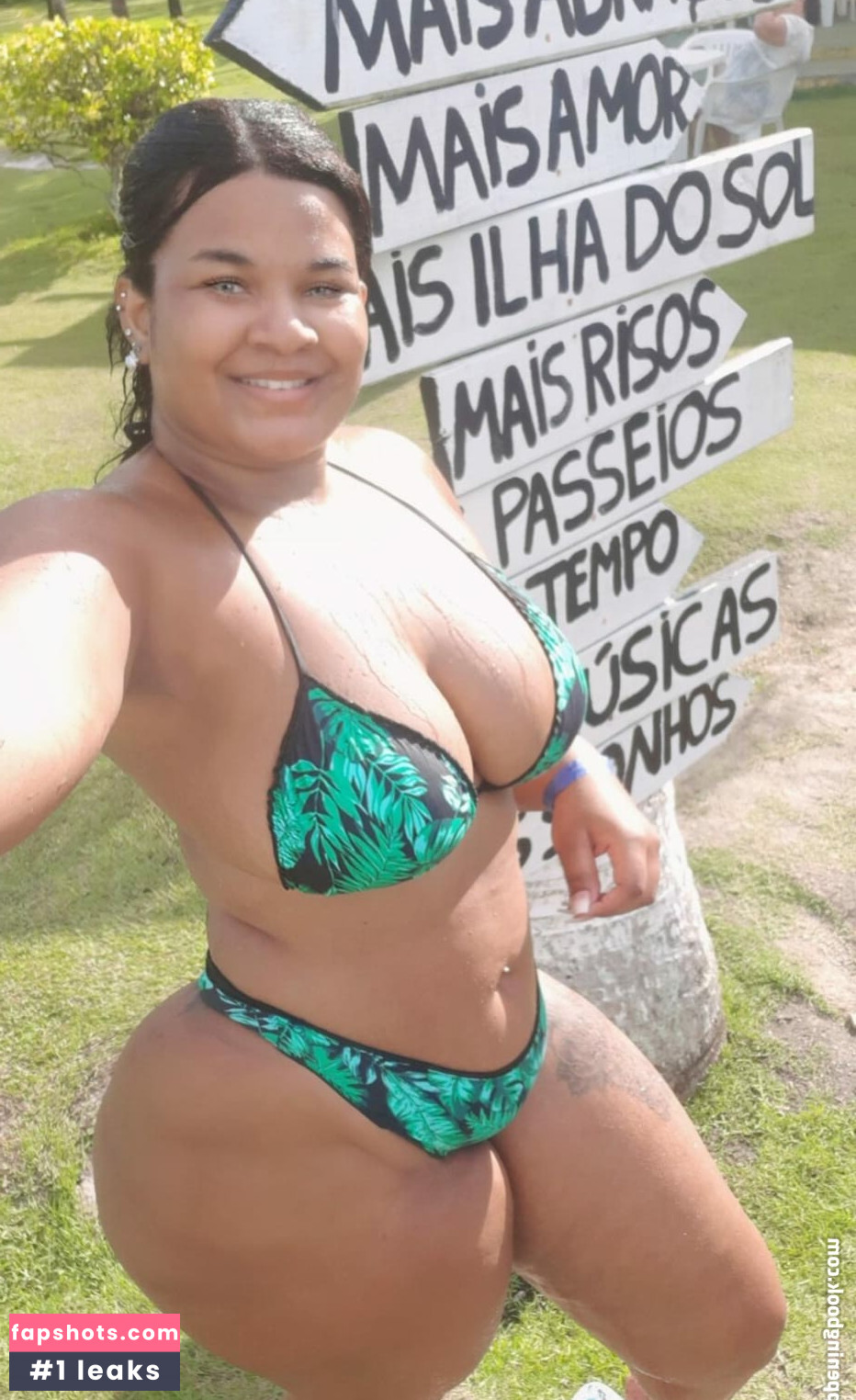 Luziana B. Souza gallery photo #8