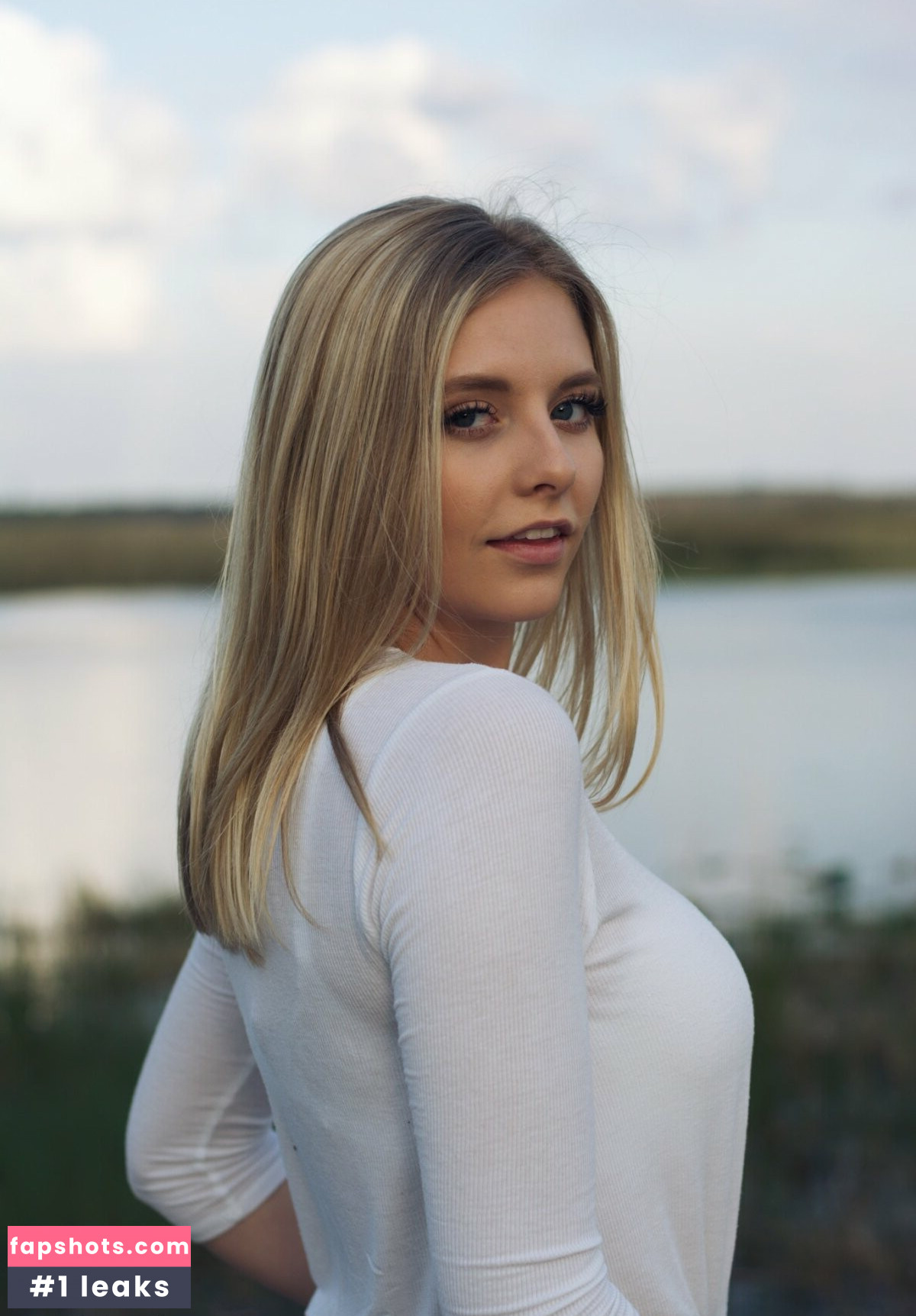 Lydia N gallery photo #16