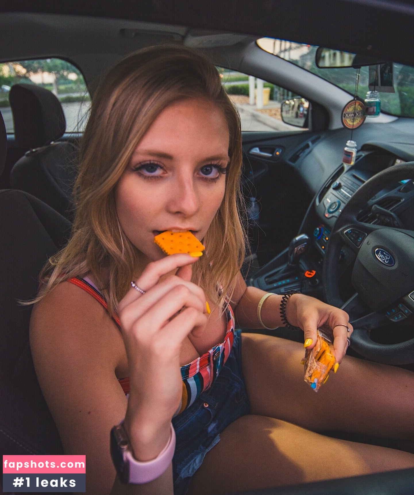 Lydia N gallery photo #36