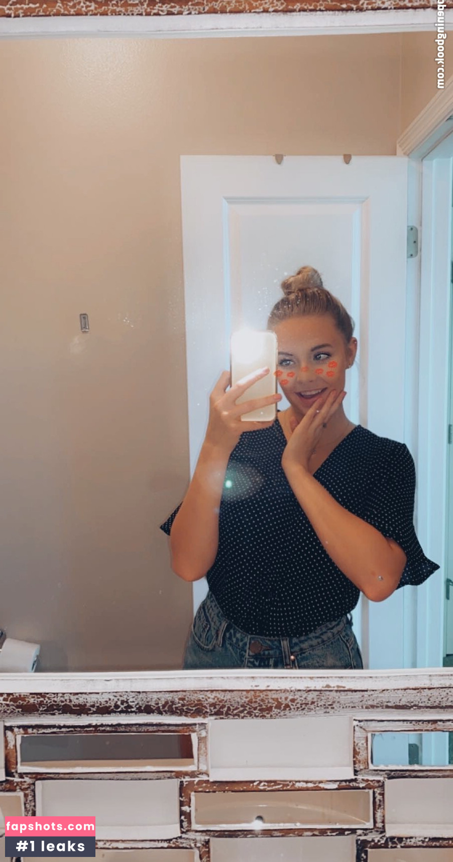 Lydia N gallery photo #9