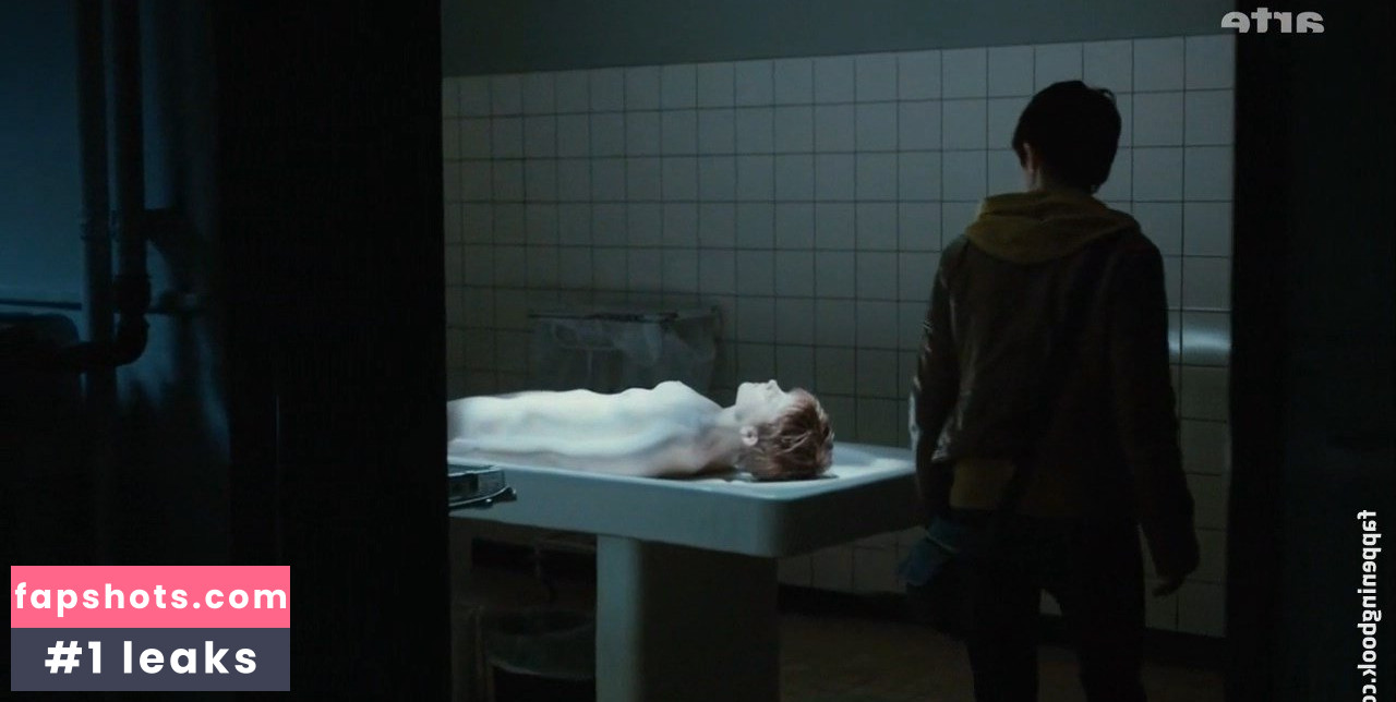 Lynn Van Royen gallery photo #5