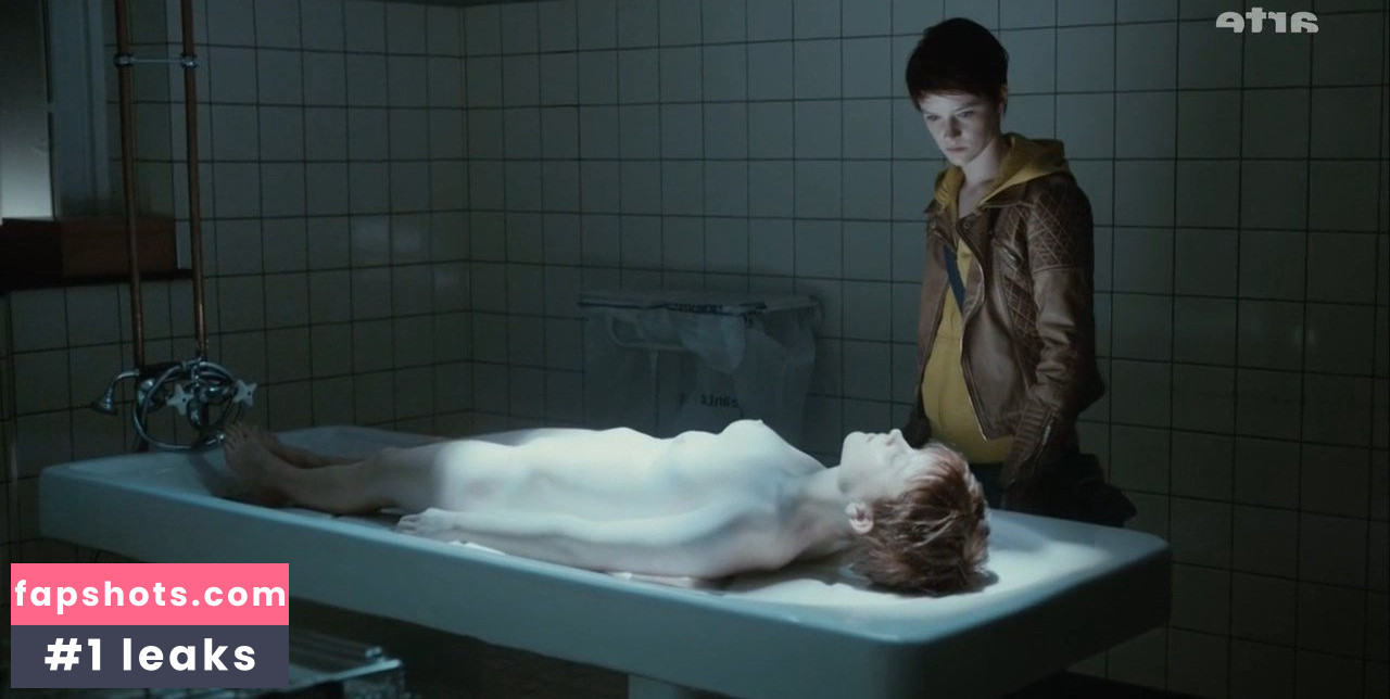 Lynn Van Royen gallery photo #7