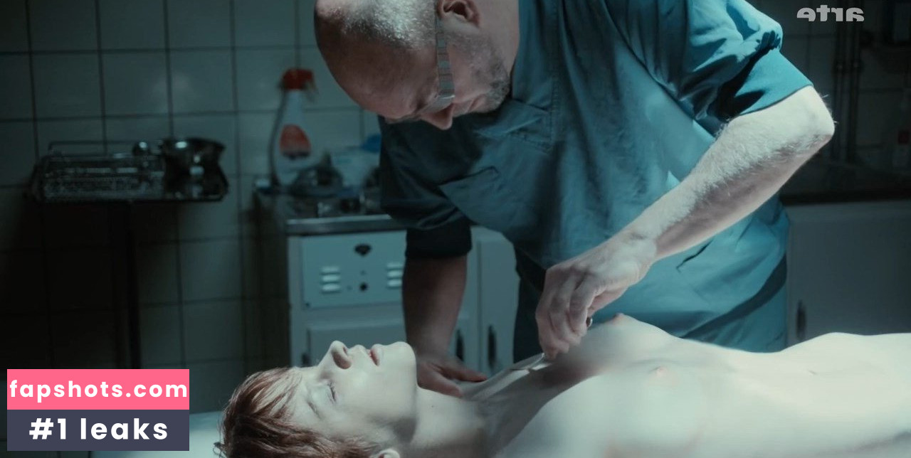 Lynn Van Royen gallery photo #10