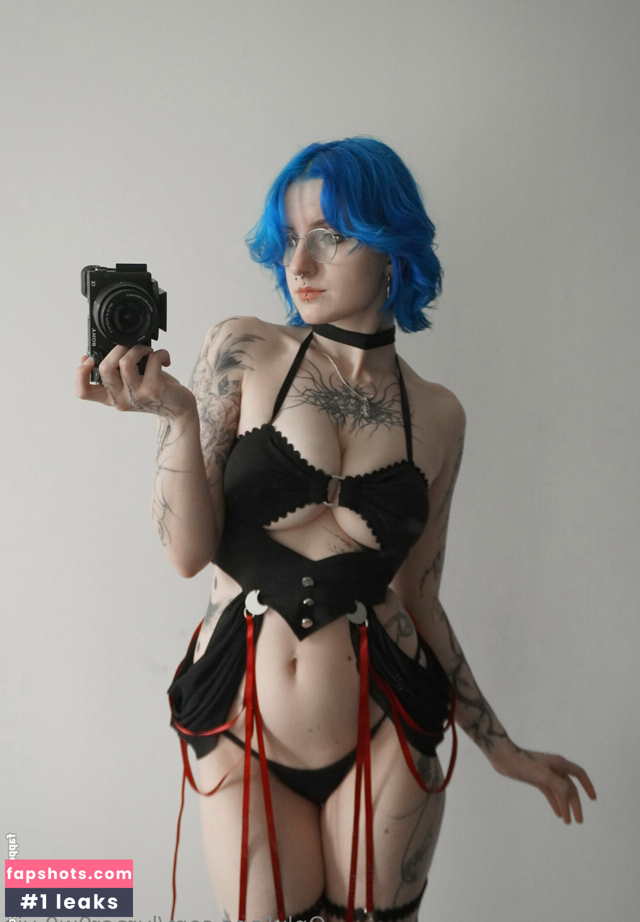 Lyra Crow gallery photo #85