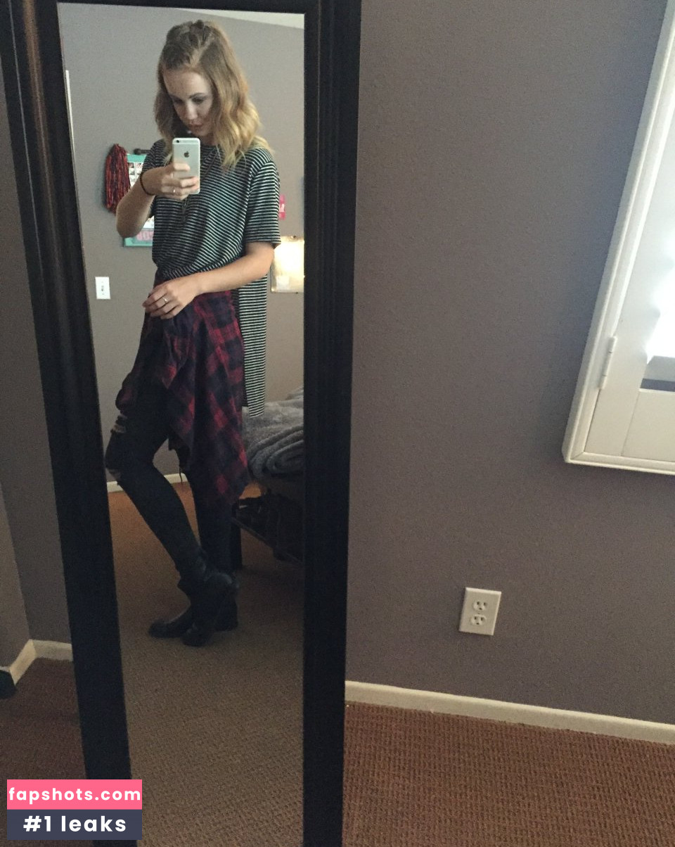 Mackenzie Lintz gallery photo #26